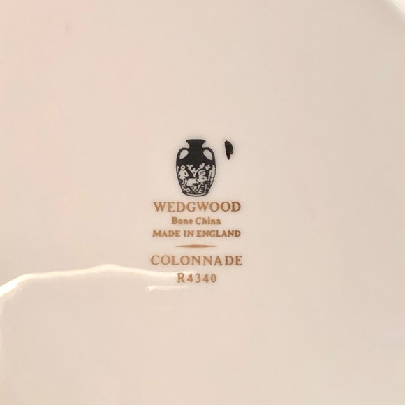 WEDGWOOD BLACK COLONNADE REAL GOLD RIM DINNER PLATE - 8” - HAIRLINE CRACK - Picture 4 of 5